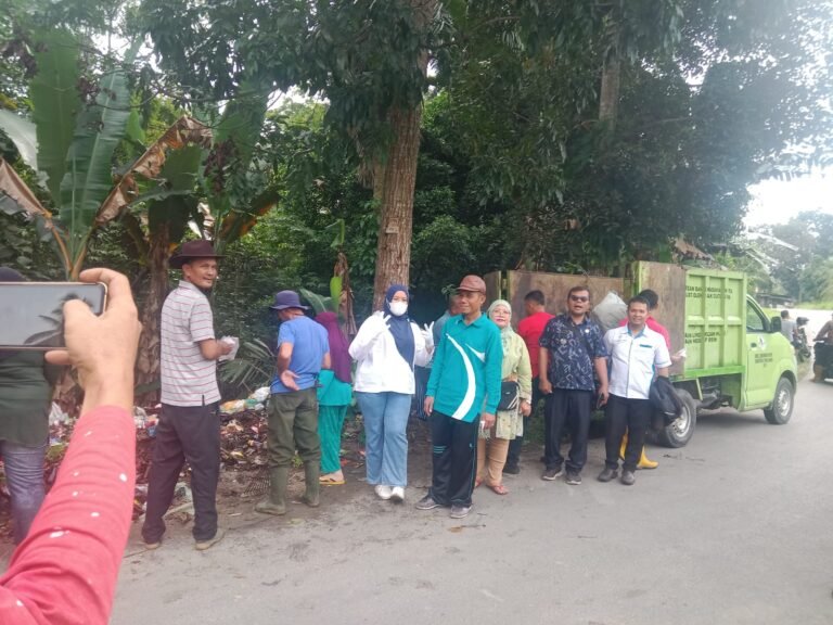 Camat Panombeian Panei Turun Langsung Gotong Royong Angkut Sampah Bersama Warga